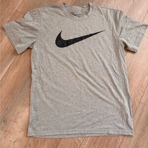 EUC Nike Men's Dri-Fit Gray T-Shirt-Size Medium